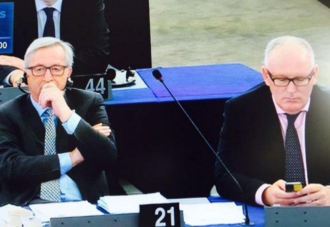 Timmermans en Juncker na speech Tsipras (screenshot Twitter, dank aan Xander van der Wulp)